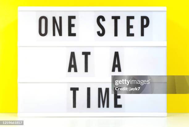 one step at a time - un escalón fotografías e imágenes de stock