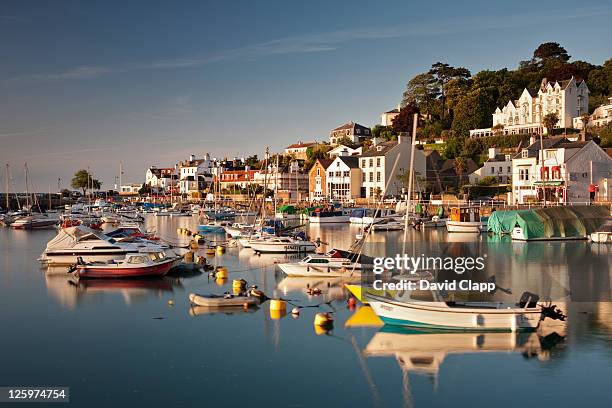 morning light on st aubins harbour, st aubins, jersey, channel islands - jersey kanaaleilanden stockfoto's en -beelden