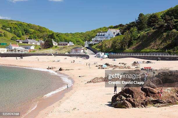 the beach at greve de leq, a popular tourist location on the north coast in jersey, channel islands - jersey stockfoto's en -beelden