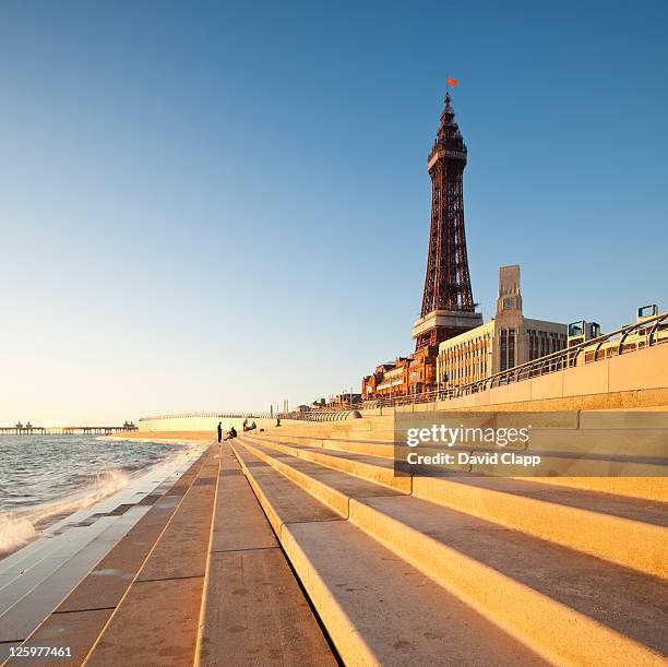 blackpool tower, created and built by charles tuke and james maxwell, on blackpool beach, blackpool, lancashire, england, uk - blackpool-lancashire stockfoto's en -beelden