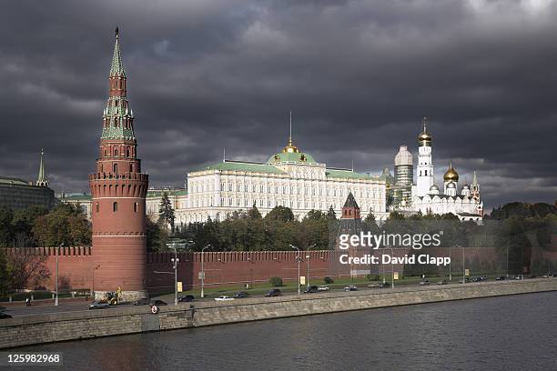 walls of the kremlin with the grand kremlin palace and cathedral behind, moscow, russia - kremlin stock pictures, royalty-free photos & images