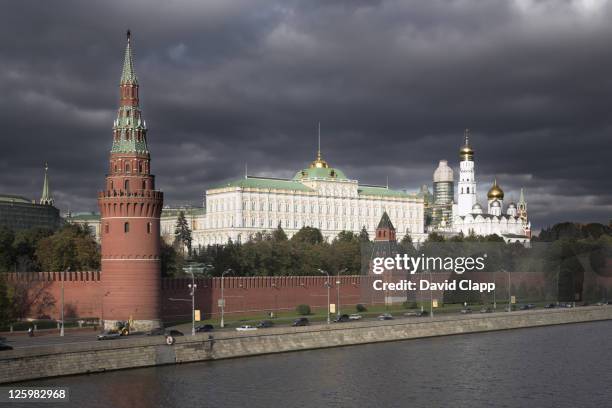 walls of the kremlin with the grand kremlin palace and cathedral behind, moscow, russia - moskva 個照片及圖片檔