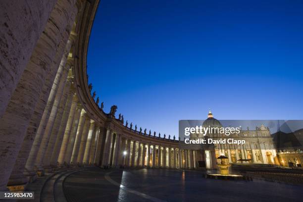 wide angle dusk view of st peters square and st peters basilica, piazza san pietro, vatican city, rome, italy - basilica di san pietro foto e immagini stock