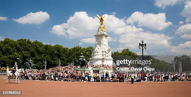 tourists at victoria memorial, london, uk - the mall london stock pictures, royalty-free photos & images
