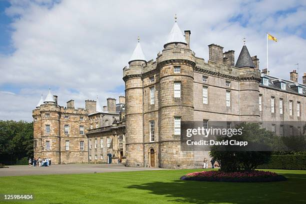 holyrood palace, edinburgh, scotland - palace stock pictures, royalty-free photos & images