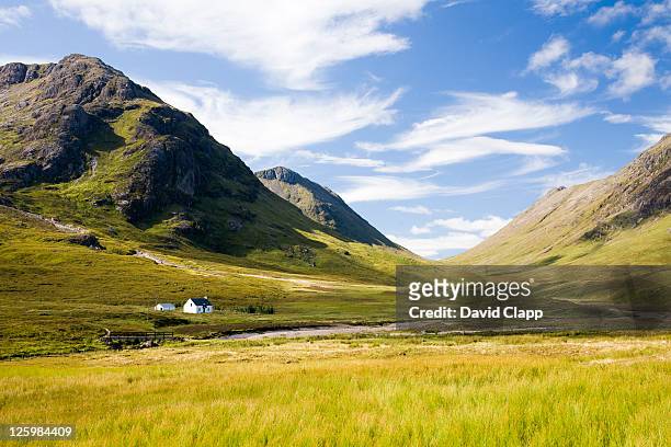 cottage at glencoe, highlands, scotland - scozia foto e immagini stock