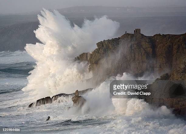 massive waves breaking on headland, cornwall, england - lands end cornwall stock-fotos und bilder