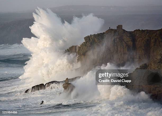 massive waves breaking on headland, cornwall, england - kustlijn kust karakteristiek stockfoto's en -beelden