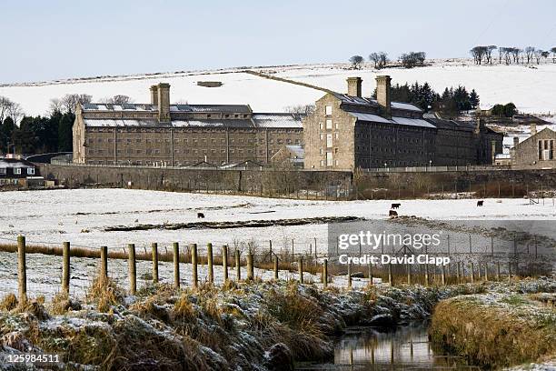 dartmoor prison in the snow, dartmoor, devon - uk prison stock-fotos und bilder