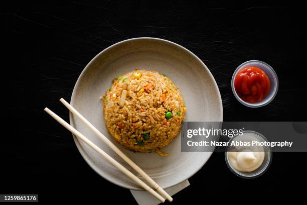 egg fried rice. - arroz frito fotografías e imágenes de stock