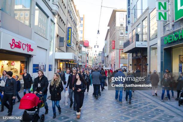 winkelen multi etnische mensen in de straat westenhellweg in dortmund - dortmund stad stockfoto's en -beelden