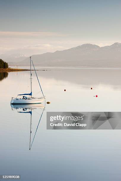 yacht moored on banks of loch ainort on isle of skye, scotland, uk (24th january 2010) - upside down bildbanksfoton och bilder