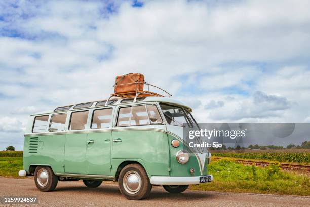 volkswagen bus tipo 2 t1 autocaravana conduciendo por el campo - autos usados fotografías e imágenes de stock