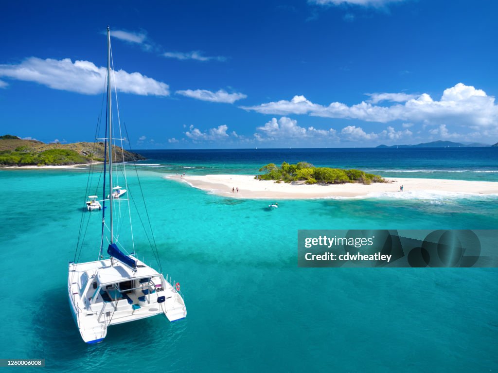 Vista aérea del catamarán en Sandy Spit, Islas Vírgenes Británicas