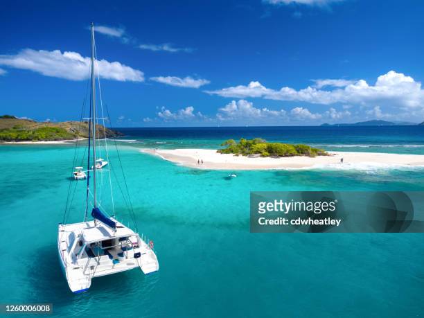 luchtmening van catamaran bij zandig spit, britse maagdeneilanden - caraïbische zee stockfoto's en -beelden