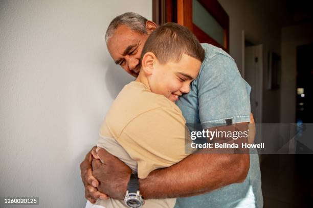 multigenerational aboriginal family spends time together in the family home - australian family time stockfoto's en -beelden