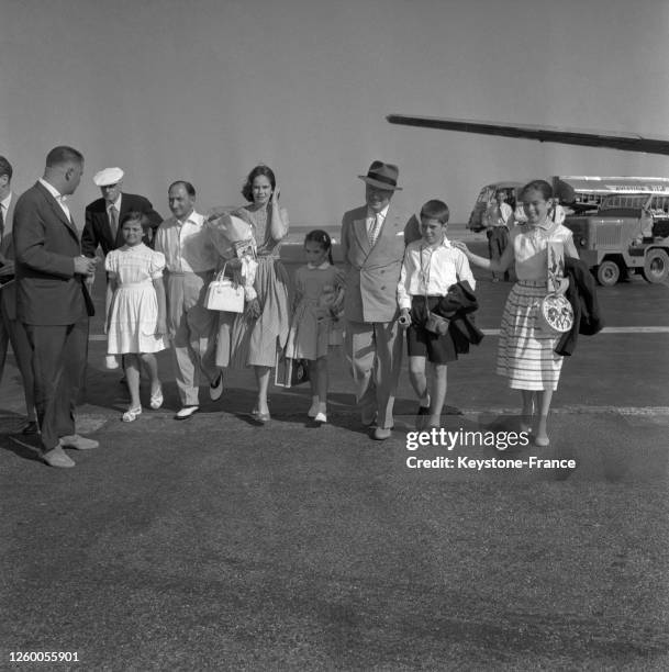 Arrivée de Charlie Chaplin avec sa femme Oona et trois de ses enfants, Geraldine, Michael et Josephine, à l'aéroport de Nice, France le 9 juillet...