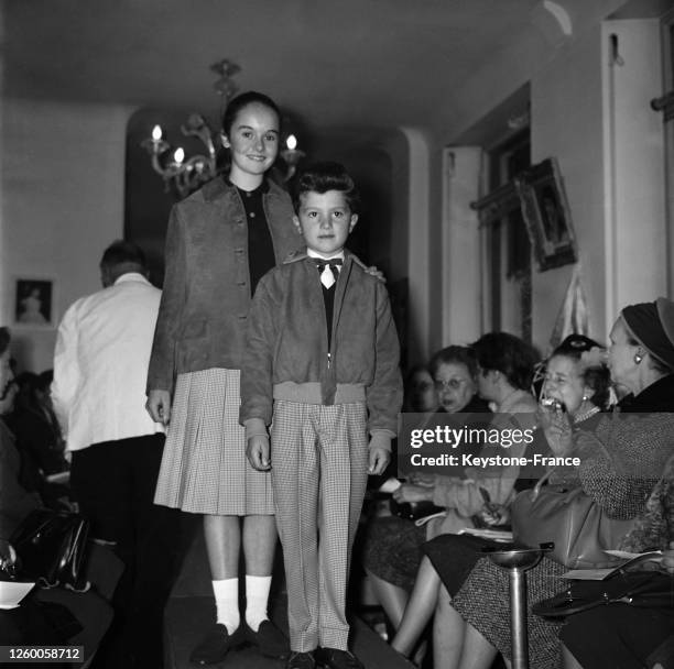Fille en jupe plissée à carreaux et veste courte, garçon en pantalon de même tissu et blouson, création 'Enfantillages', à Paris, France le 1er...