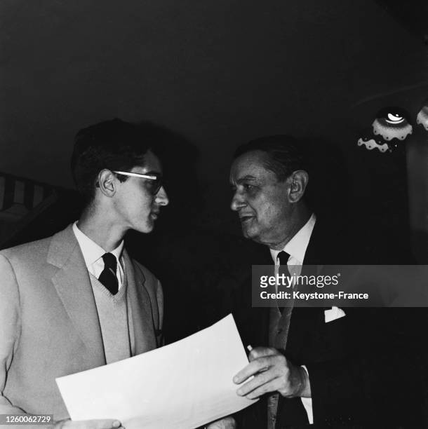 Le saxophoniste Barney Wilen reçoit le 'Prix Django-Reinhardt' des mains du compositeur Georges Auric, à Paris, France le 25 juin 1957.