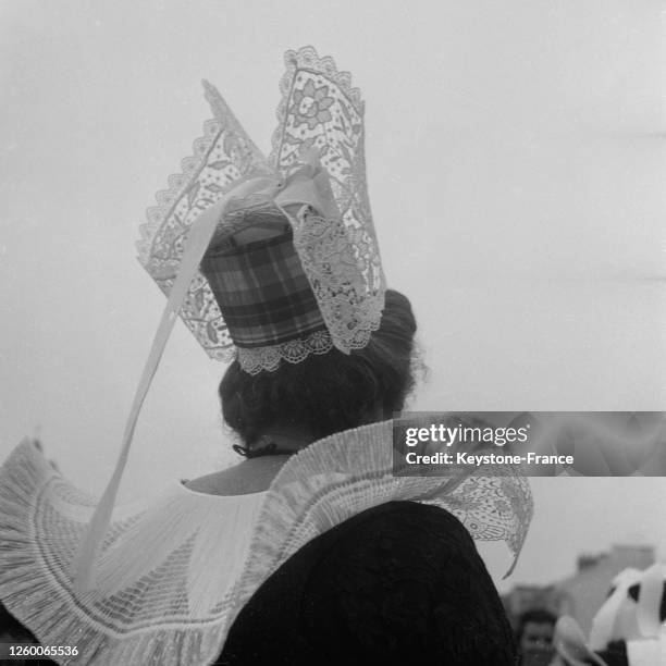 Coiffe bigoudène portée par une Bretonne, à Quimper, France le 7 juillet 1957.