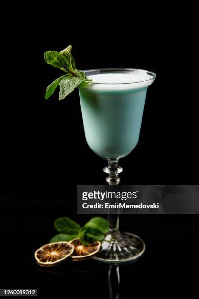 cocktailgetränk auf schwarzem hintergrund - aperitif stock-fotos und bilder