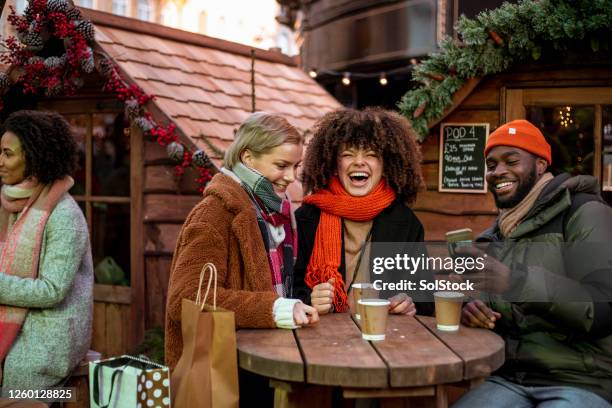 c’est une bonne image - marché de noël photos et images de collection