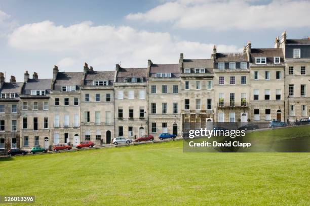 cars parked outside georgian terraced town houses that form the royal crescent in the city of bath, somerset. - bath england 個照片及圖片檔