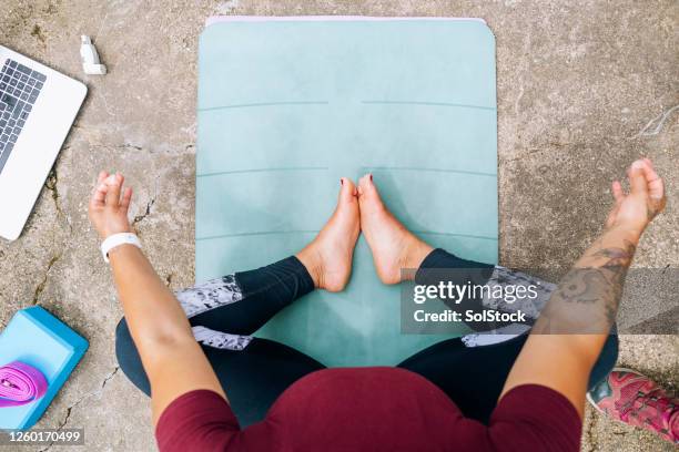friedliche yoga-morgen - personal perspective or pov stock-fotos und bilder