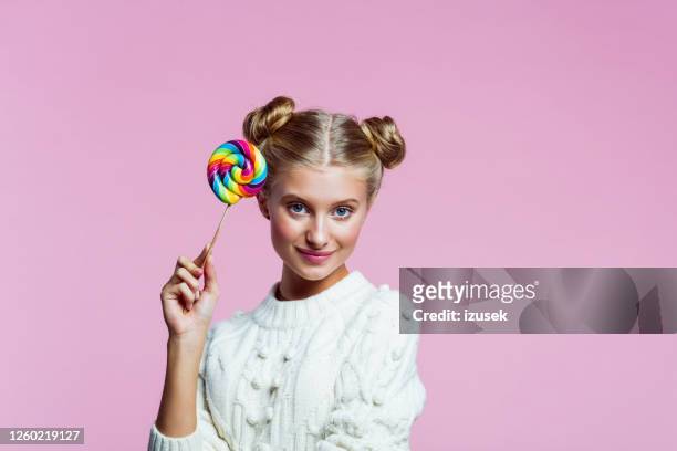 leuk teenegemeisje dat coloful lolly in hand houdt - lolly models stockfoto's en -beelden