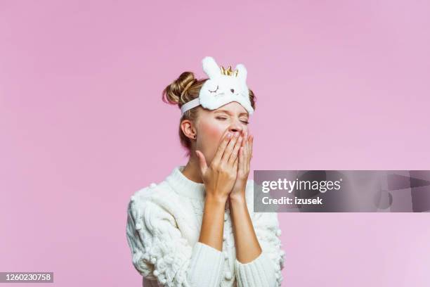 adolescente stanca con maschera da sonno bendata per gattini - yawning foto e immagini stock