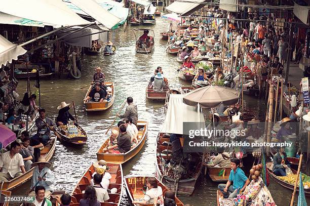 damnoen saduak floating market - floating market stockfoto's en -beelden