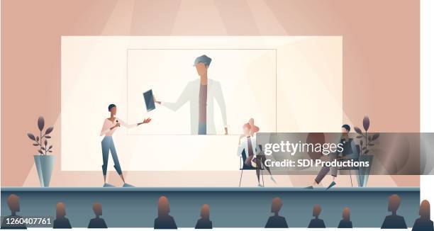 stockillustraties, clipart, cartoons en iconen met beroepsbeoefenaren in de gezondheidszorg bespreken telegeneeskundetechnologie - conventiecentrum