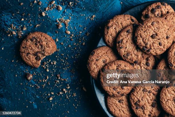 preparación de galletas de chispas de chocolate - biscuit stockfoto's en -beelden