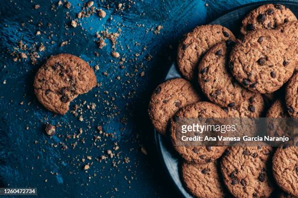 preparación de galletas de chispas de chocolate - cookie stock pictures, royalty-free photos & images