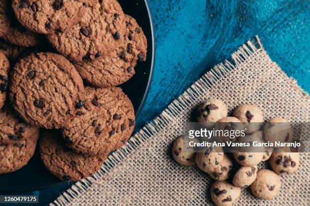 preparación de galletas de chispas de chocolate - preparación stock-fotos und bilder