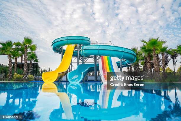 wasserrutsche im wasserpark. schwimmbad im luxushotel - aquapark stock-fotos und bilder