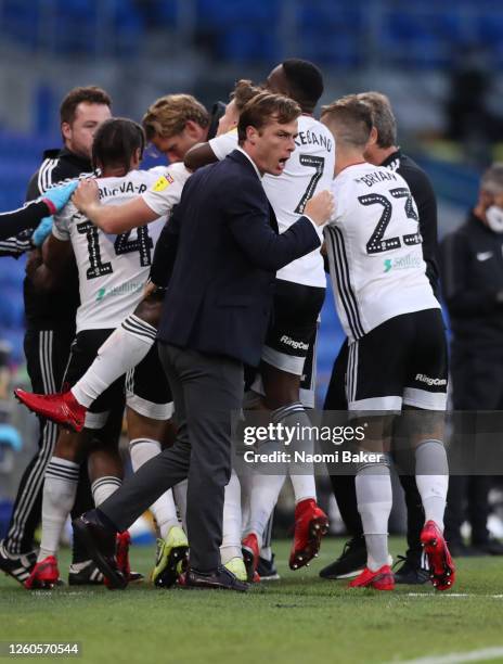 Scott Parker manager of Fulham celebrates with his team after Josh Onomah of Fulham scores his teams first goal during the Sky Bet Championship Play...