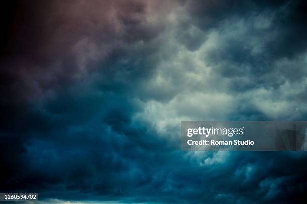 dramatic dark thunder sky - dark photos et images de collection