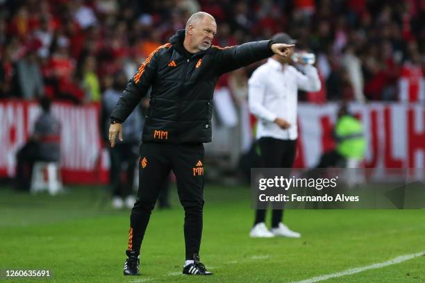 Mano Menezes head coach of Internacional gestures during the group B match between Internacional and Independiente Medellin as part of Copa CONMEBOL...