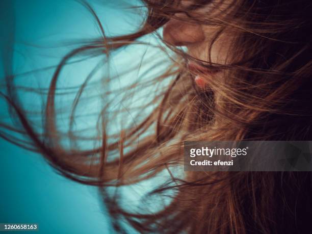 haare wehen im wind - tousled hair stock-fotos und bilder