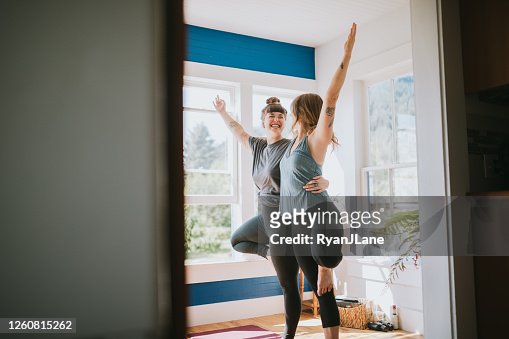 151 fotos de stock e banco de imagens de Yoga Em Duplas - Getty Images
