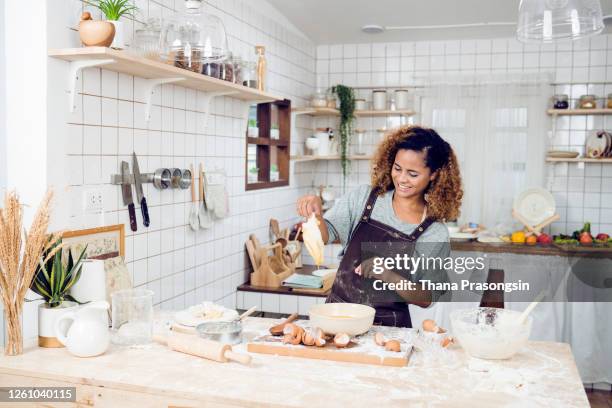 woman preparing for cookie - cooking mess stock-fotos und bilder