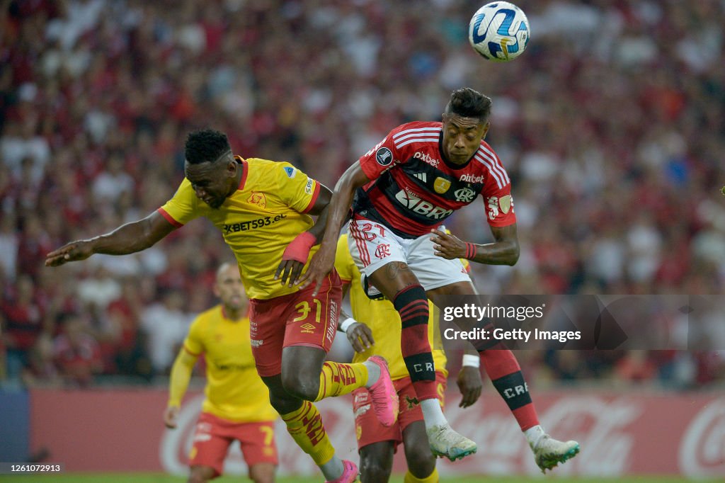 Bruno Henrique of Flamengo heads the ball against Erik Castillo of News  Photo - Getty Images
