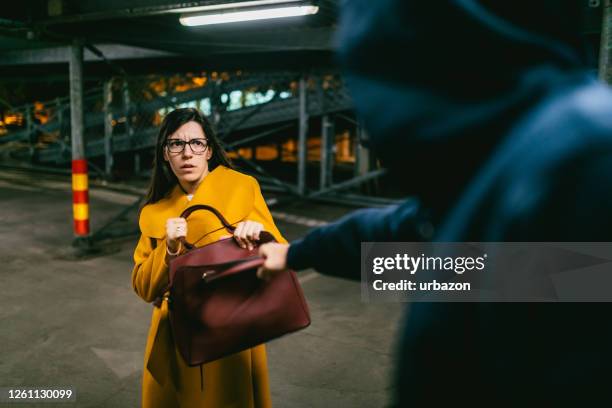 dieb in aktion - entführung verbrechen stock-fotos und bilder