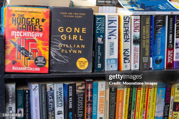 fiction paperbacks a camden, londra - libro in brossura foto e immagini stock