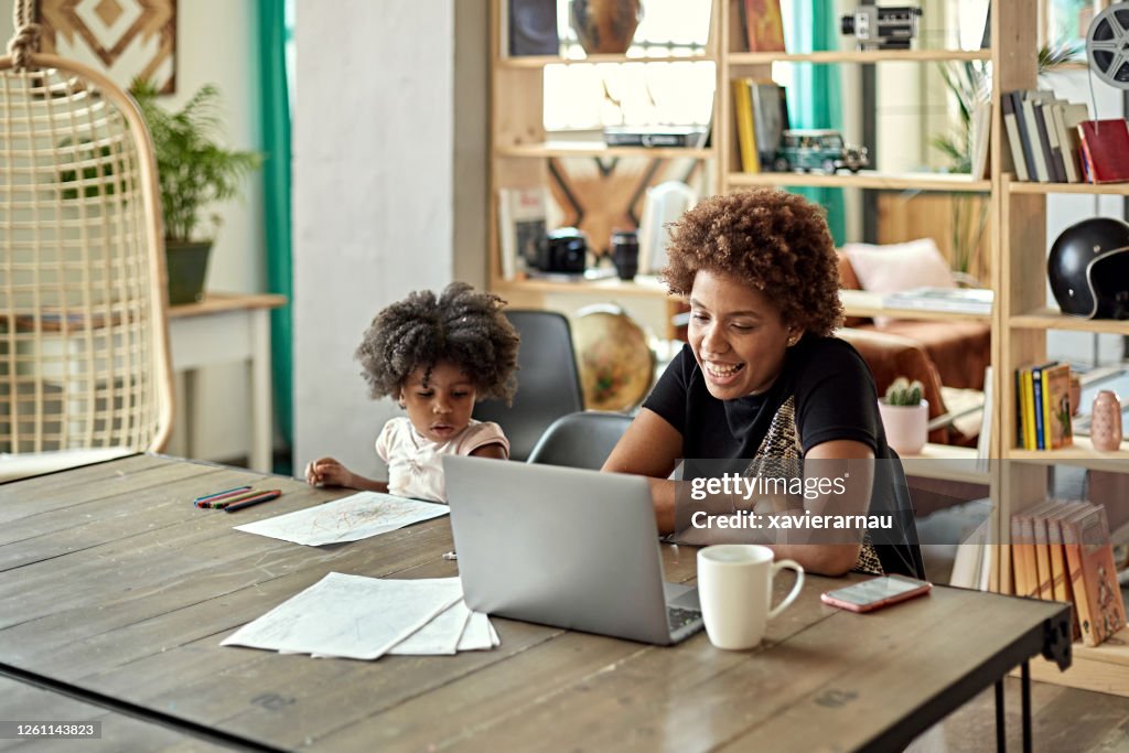 Garde d’enfants et travail à domicile à temps de COVIDE-19