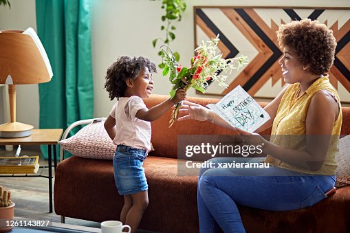 Criança expressando gratidão e amor no Dia das Mães Criança expressando gratidão e amor no Dia das Mães