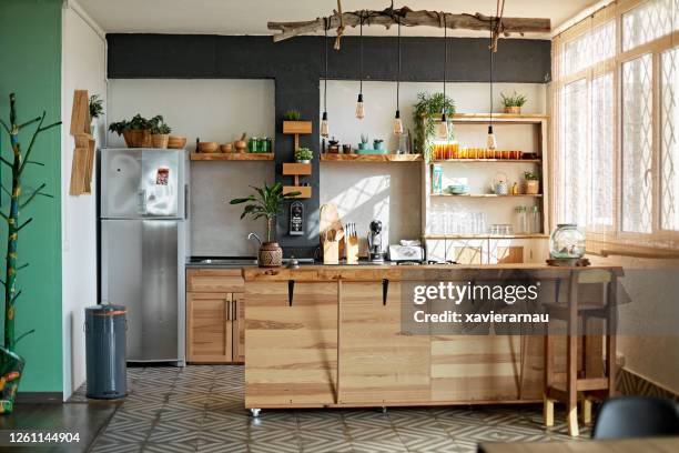 モダンな素朴なスタイルのアパートメントキッチン - kitchen island ストックフォトと画像