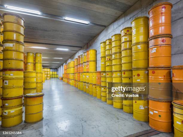 storage of nuclear waste barrels - señal de advertencia radioactiva fotografías e imágenes de stock
