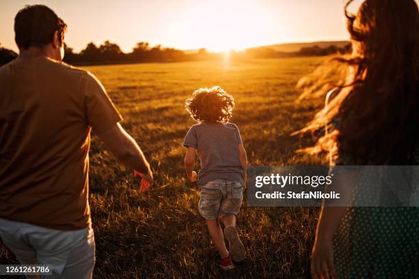 siempre estamos juntos - madre-corriendo fotografías e imágenes de stock